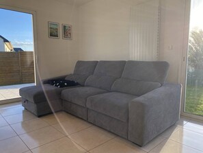 TV, books - 1100-House in the heart of the village of Planguenoual. (PLANGUENOUAL)