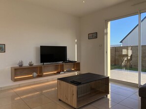 TV, books - 1100-House in the heart of the village of Planguenoual. (PLANGUENOUAL)