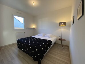 3 bedrooms, desk, iron/ironing board, free WiFi - 1100-House in the heart of the village of Planguenoual. (PLANGUENOUAL)