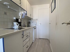 Jääkaappi, mikroaaltouuni, liesi, astianpesukone