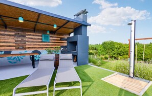 Outdoor dining - Amazing home in Gornje Plavnice (Gornje Plavnice)