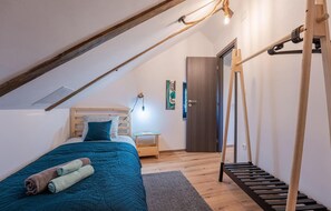 2 bedrooms, travel cot, free WiFi, bed sheets