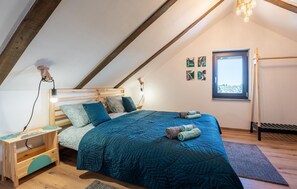 2 bedrooms, travel cot, free WiFi, bed sheets