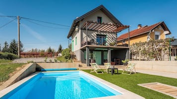 Lämmitetty uima-allas