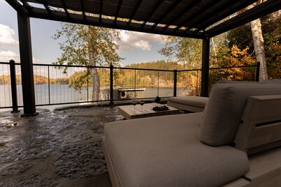 Luxury Lakefront 4200sqft Oasis ★ HotTub, BBQ