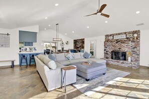 Fernseher, Kamin, Tischtennisplatte, Bücher