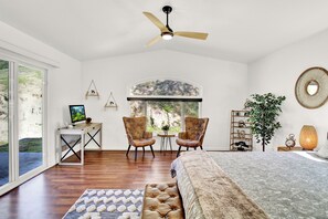 3 makuuhuonetta, työpöytä, silitysrauta/-lauta, vauvan matkasänky