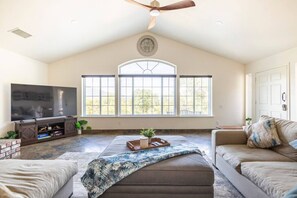 TV, fireplace, ping pong, stereo - Villa near Yosemite & bass lake w/Hot Tub/EVcharge (Oakhurst)