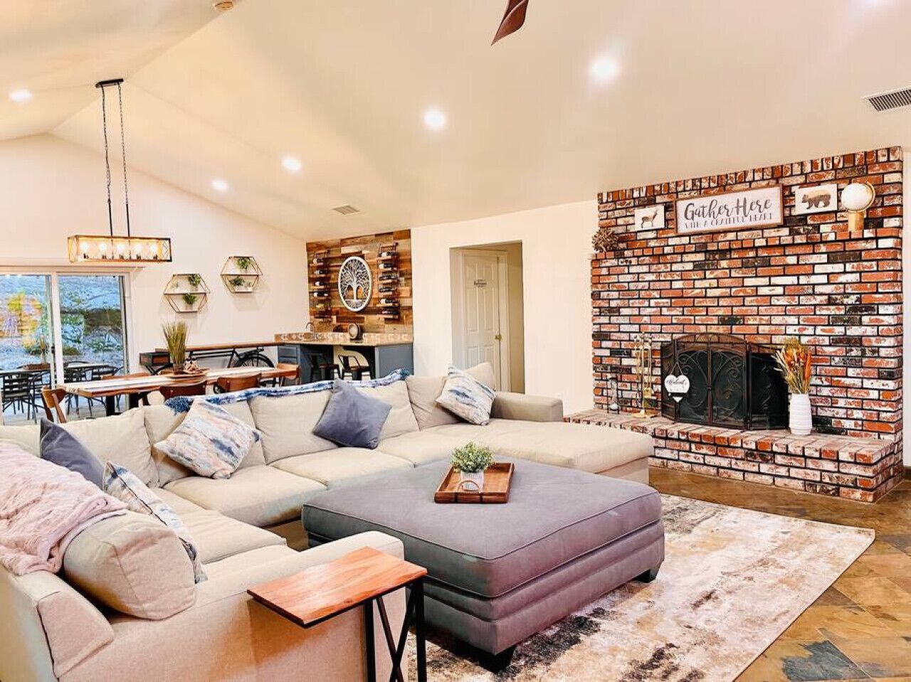 TV, lareira, mesa de pingue-pongue, aparelho de som