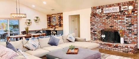 TV, fireplace, ping pong, stereo