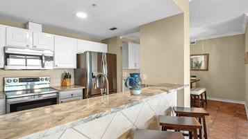 Een koelkast, een microgolfoven, een oven, een kookplaat