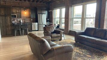 Een smart-tv en een open haard