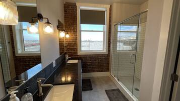 Een douche, handdoeken, zeep, shampoo