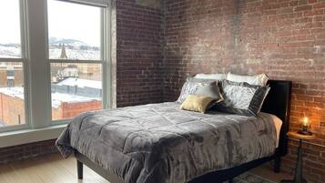 8 slaapkamers, een bureau, een strijkplank/strijkijzer, reisbedje