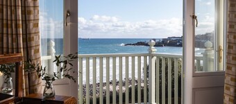The Croft is a beautiful four bedroom detached retreat near Coverack.