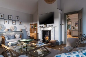 Una televisión, una chimenea, un reproductor estéreo