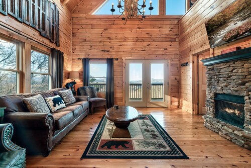 Cabin With Amazing Mountain Views! Sleeps 10! 8 Mins From The Strip!