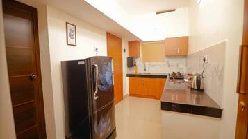 Fridge, stovetop, electric kettle, cookware/dishes/utensils