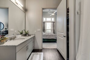 Towels, soap, shampoo, toilet paper - 25% OFF 3BD, Lakeview, HWY348  - Las Colinas - LC058-1 (Irving)