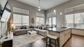 Een smart-tv en een open haard