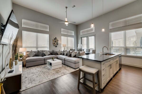 Smart TV, fireplace - 25% OFF 3BD, Lakeview, HWY348 - Las Colinas - LC058-1 (Irving)