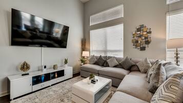 Een smart-tv en een open haard