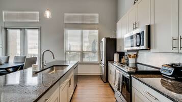 Een koelkast, een magnetron, een oven, een kookplaat