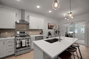 Fridge, microwave, oven, stovetop - Bear Lake Cottage: Peaceful, Pet-Friendly, and Adventure-Ready (Kalkaska)