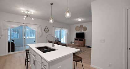 Bear Lake Cottage: Crunching Leaves and Lake Views Enjoy Fall Getaways Here!