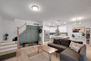 Smart TV, fireplace, books - Bear Lake Cottage: Peaceful, Pet-Friendly, and Adventure-Ready (Kalkaska)