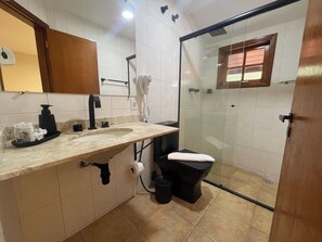 Deluxe Double Room | Bathroom | Eco-friendly toiletries