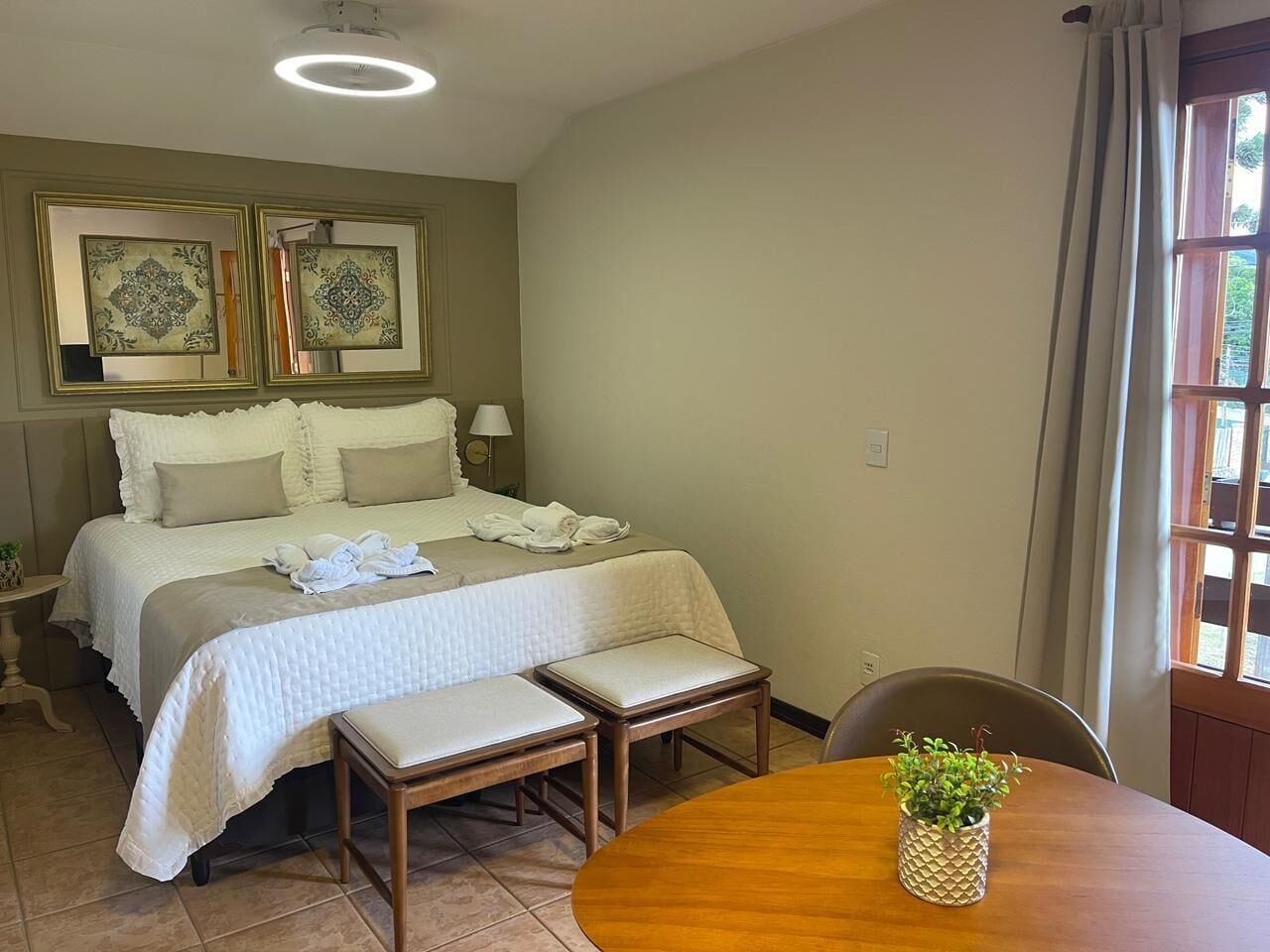 Quarto casal luxo | Frigobar, escrivaninha, espaço de trabalho para notebook