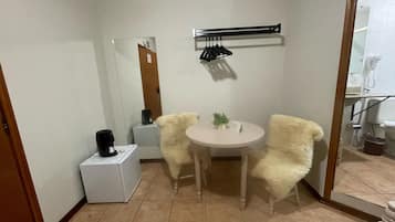 1 habitación, minibar, escritorio y espacio para trabajar con laptop