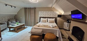 Senior Room | 1 bedroom, minibar, desk, laptop workspace