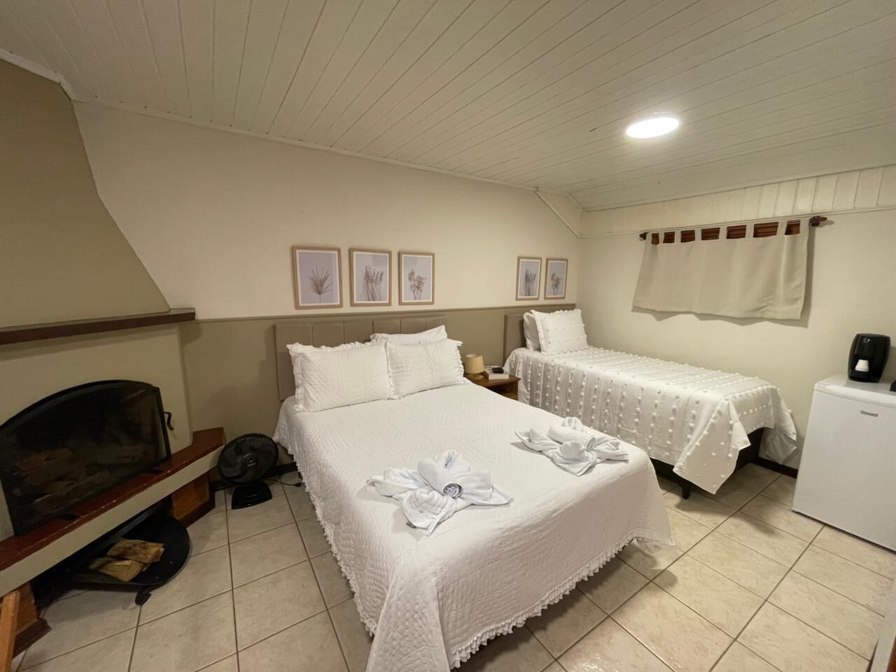 Suíte conforto | Frigobar, escrivaninha, espaço de trabalho para notebook