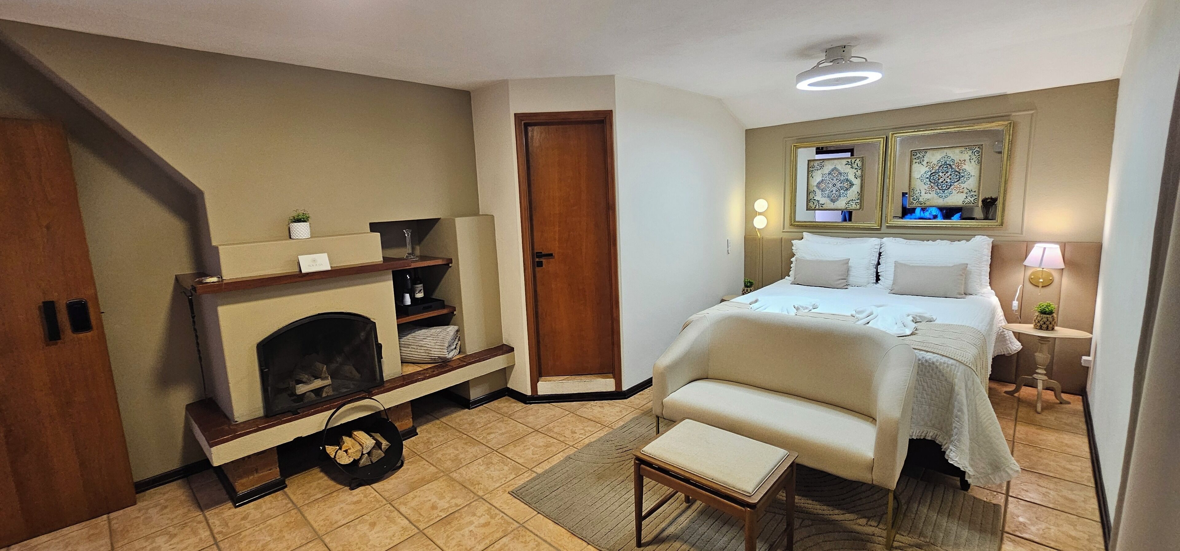 Minibar, bureau, espace de travail pour ordinateur portable