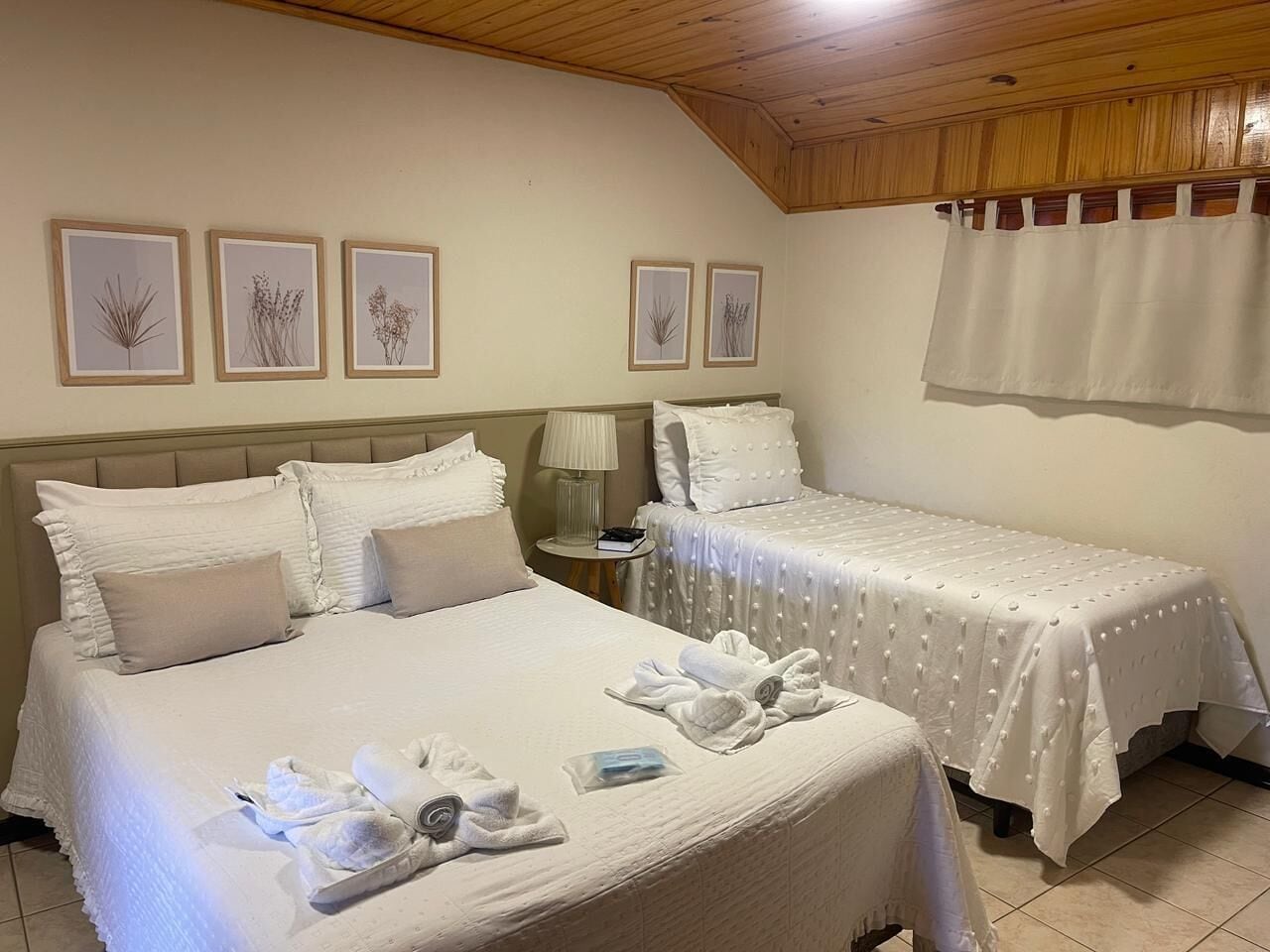 Suíte superior | Frigobar, escrivaninha, espaço de trabalho para notebook