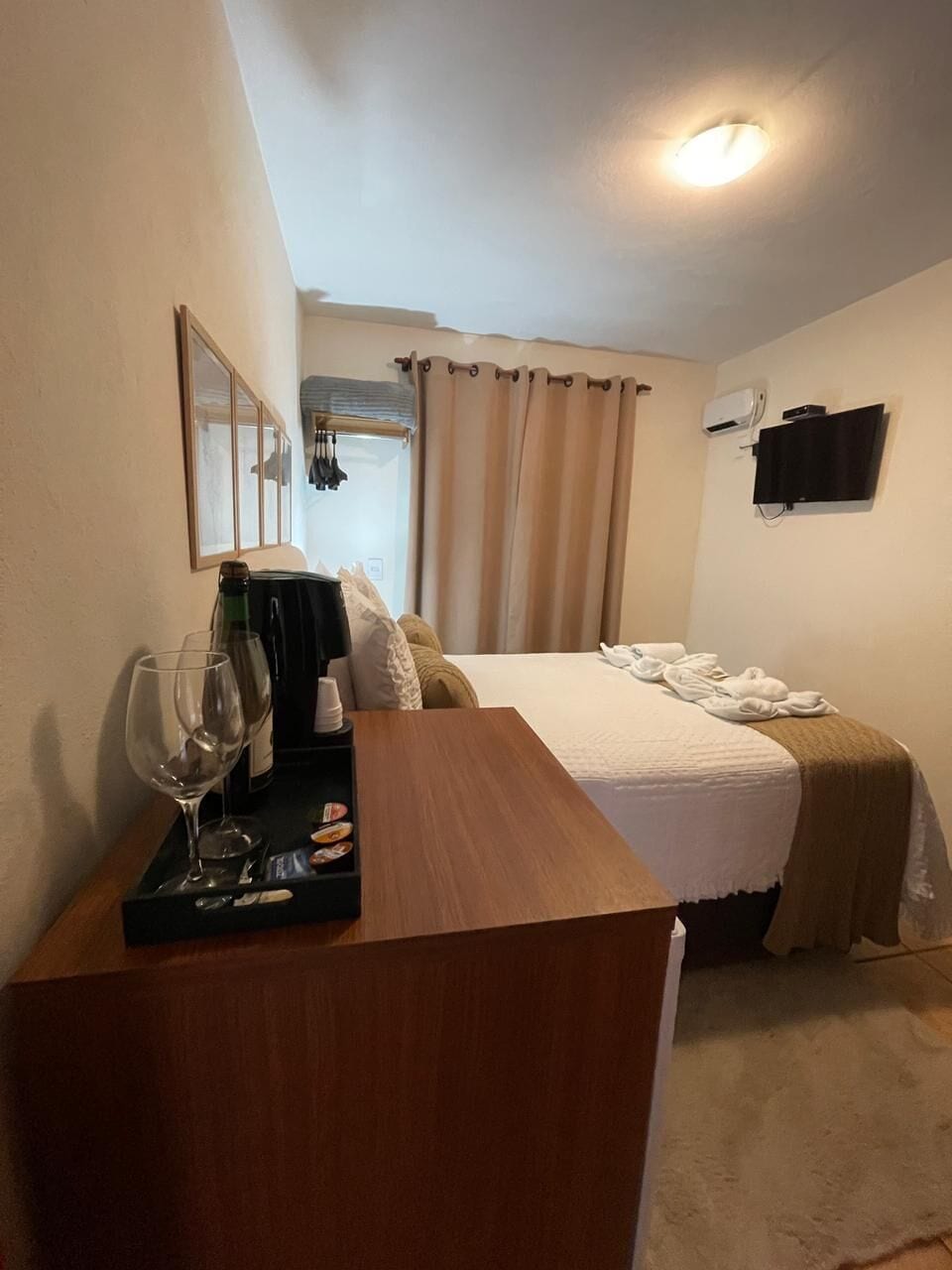 Quarto superluxo | Frigobar, escrivaninha, espaço de trabalho para notebook