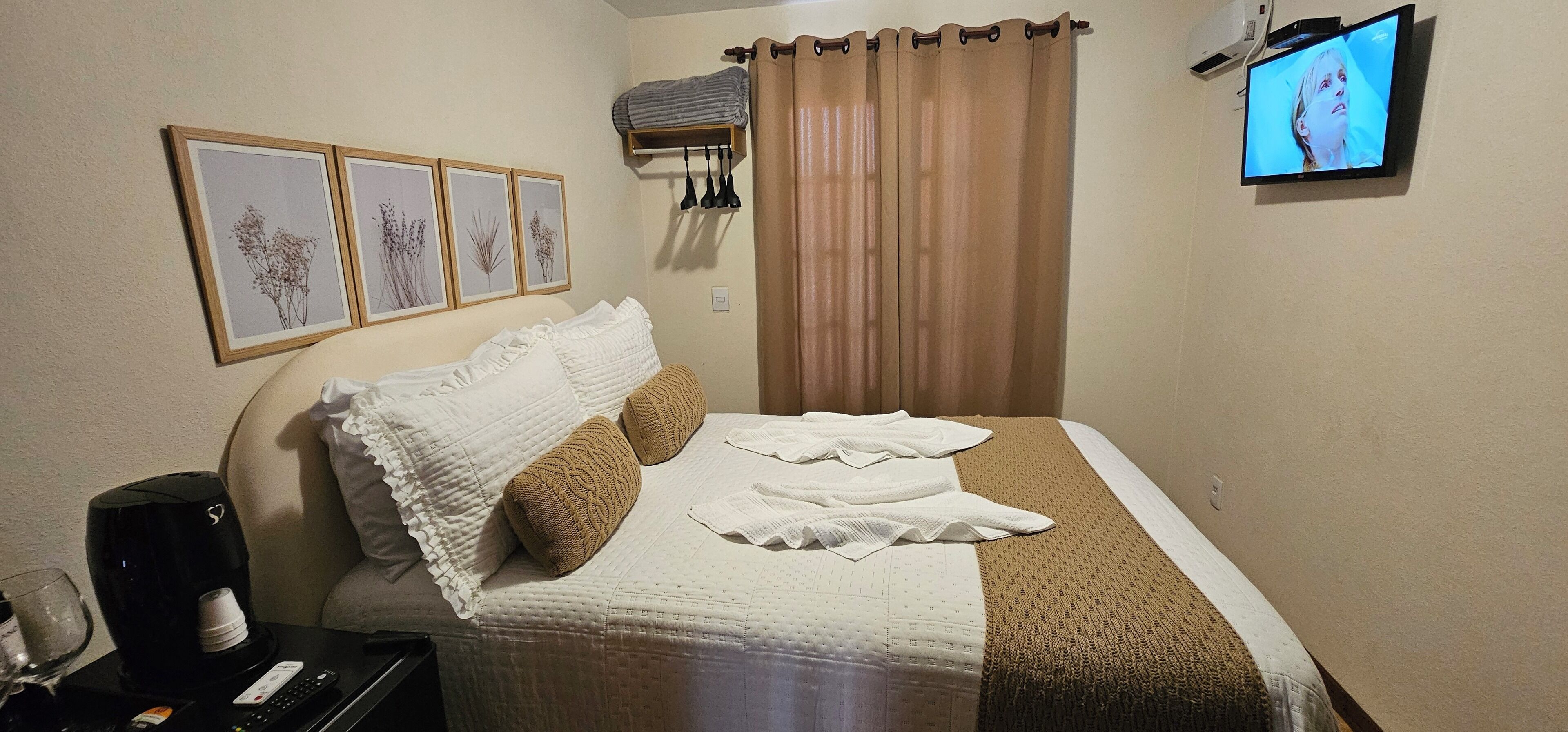 Minibar, bureau, espace de travail pour ordinateur portable