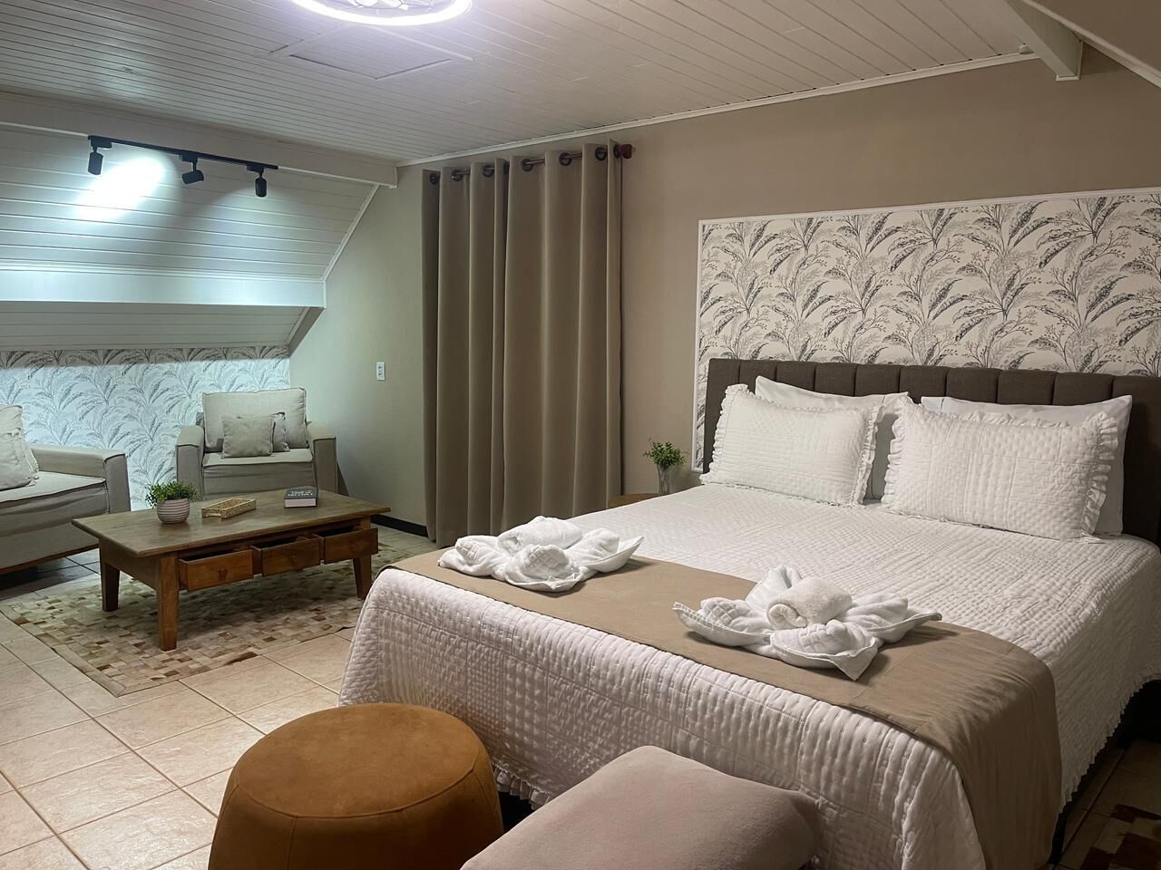 Quarto sênior | Frigobar, escrivaninha, espaço de trabalho para notebook