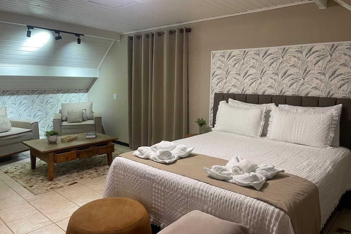 Quarto sênior | Frigobar, escrivaninha, espaço de trabalho para notebook