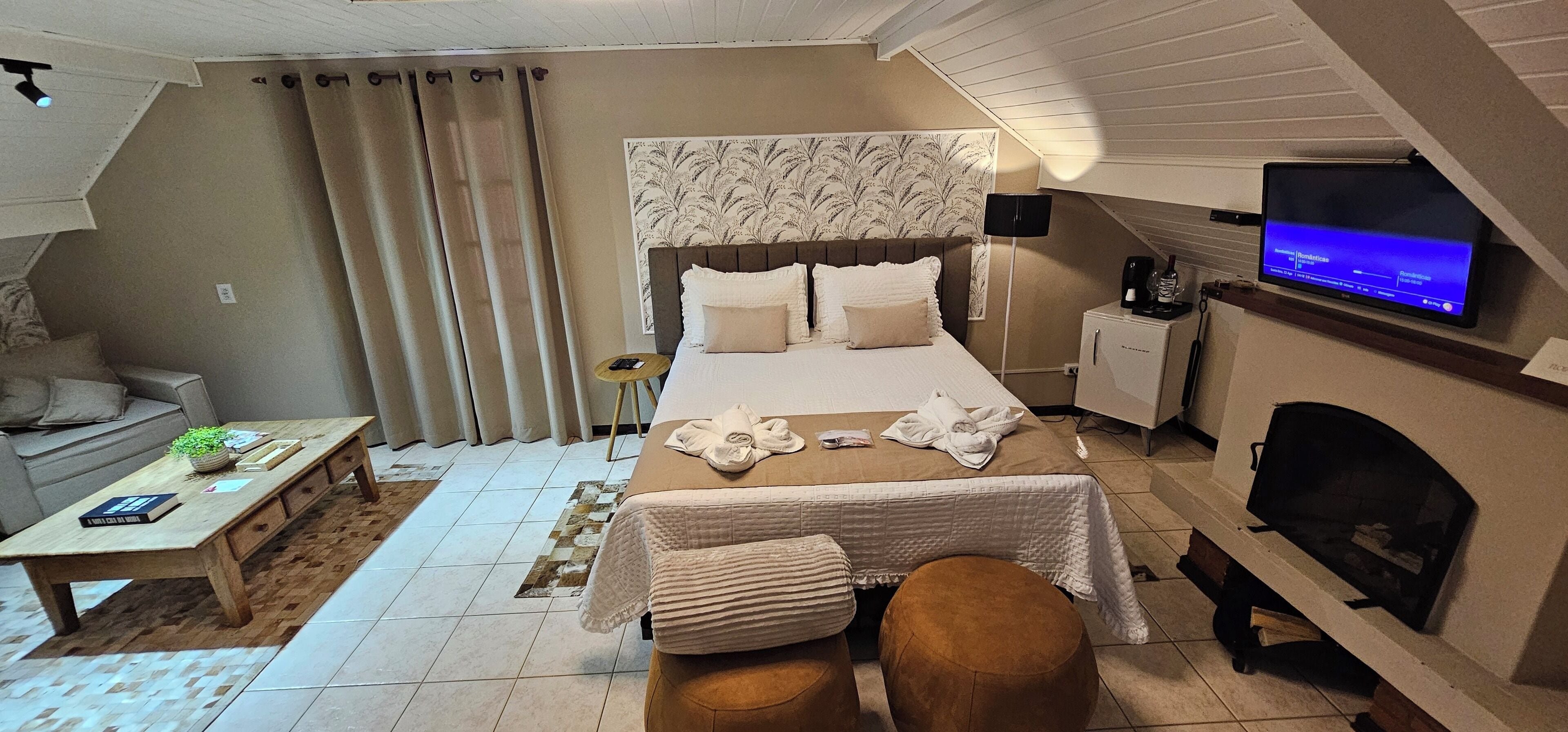 Senior Room | Minibar, desk, laptop workspace, blackout drapes