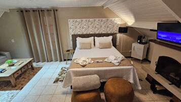 Quarto sênior | 1 quarto, frigobar, escrivaninha, espaço de trabalho para notebook