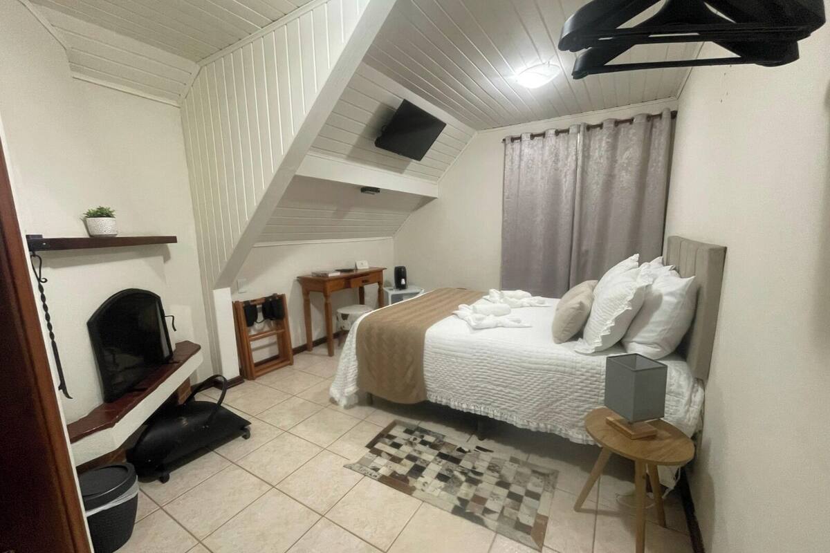 Habitación exclusiva | 1 habitación, escritorio y espacio para trabajar con laptop