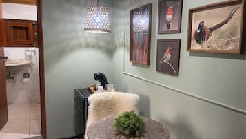 Traditional Room | 1 bedroom, minibar, desk, laptop workspace