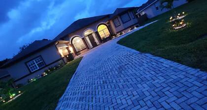 A Slice of Paradise pool and pool table