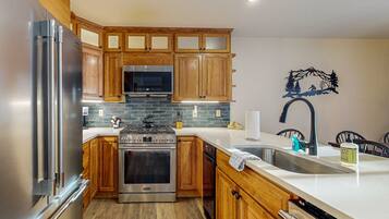 Jääkaappi, mikroaaltouuni, uuni, liesi