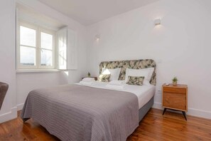 2 soverom, skrivebord, strykejern/-brett og reiseseng for barn