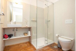 Bruser, hårtørrer, håndklæder, Sæbe