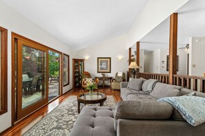 TV - Ocean Pool Hale 3br 2ba Cozy Princeville Home with Private Pool, Hot tub and Ocean Views, Beach Gear (Princeville)